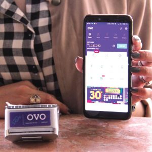 Pembayaran cashless dengan kartu kredit, debit, OVO, gopay, dan lain-lain