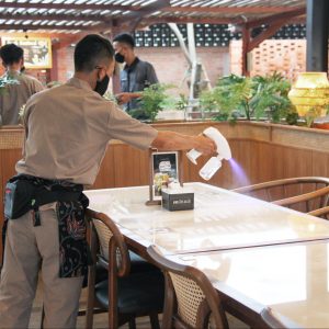 Disinfeksi meja dan buku menu