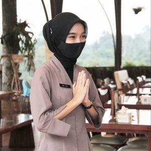 Menjaga jarak saat menerima pesanan