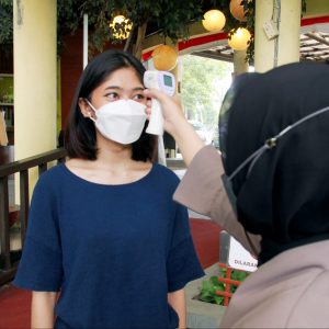 Cek suhu tubuh sebelum masuk area resto
