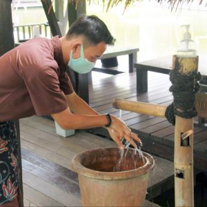 Karyawan rutin mencuci tangan